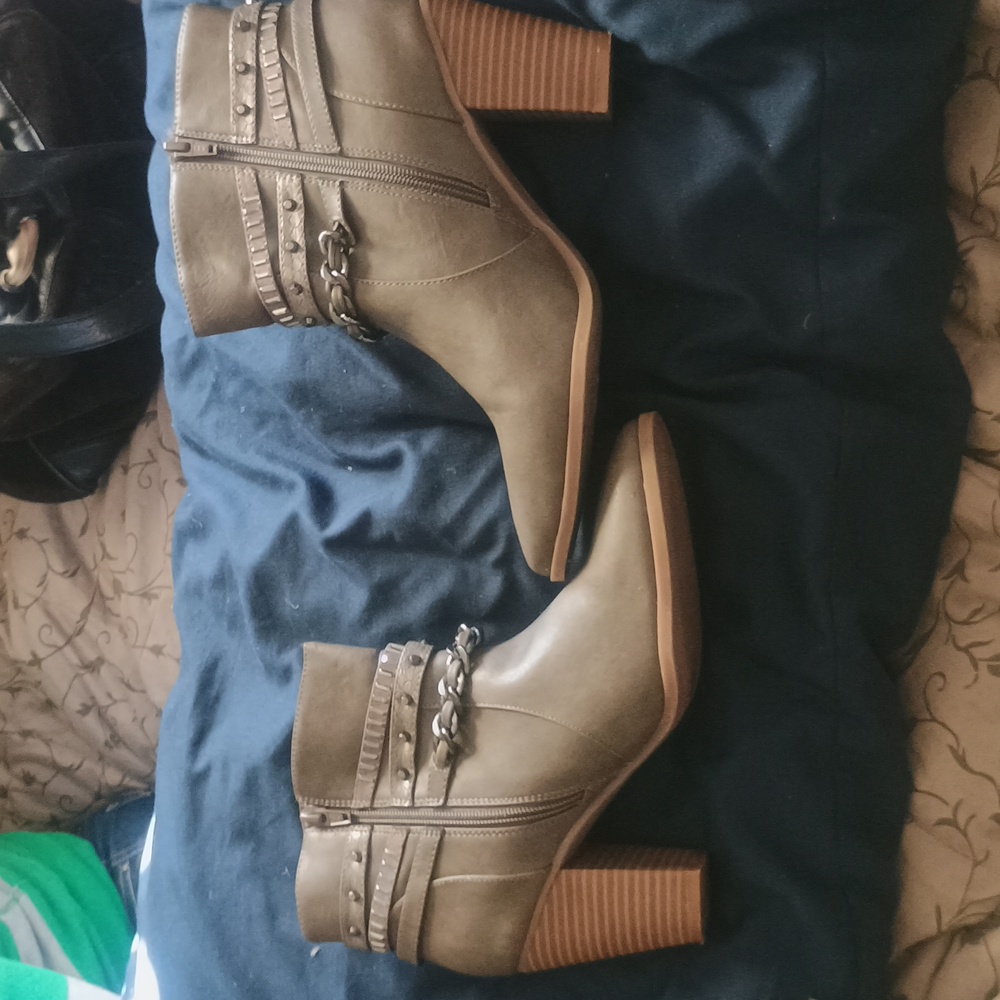 Jennifer Lopez Size 9 Boots